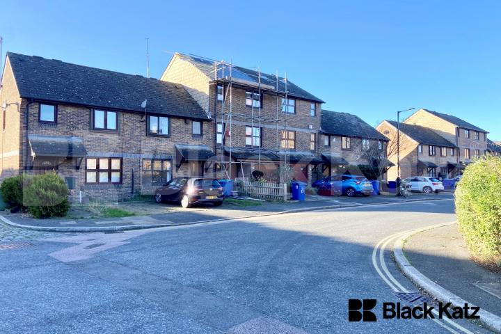 Two bedroomed house with study room, conservatory, parking & charming garden   Kinburn Street, Rotherhithe/Canada Water. 